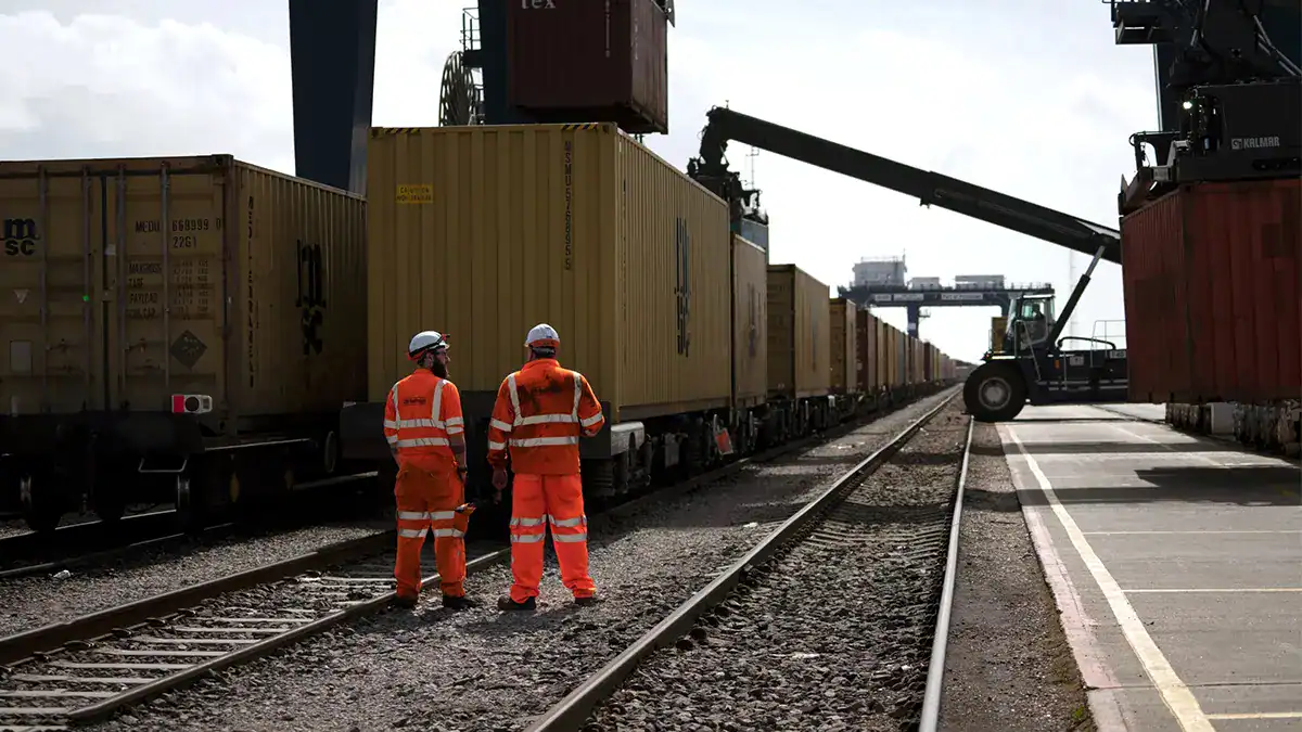 How to Choose the Right Railway Freight Forwarder for Your Business (2025 Guide)